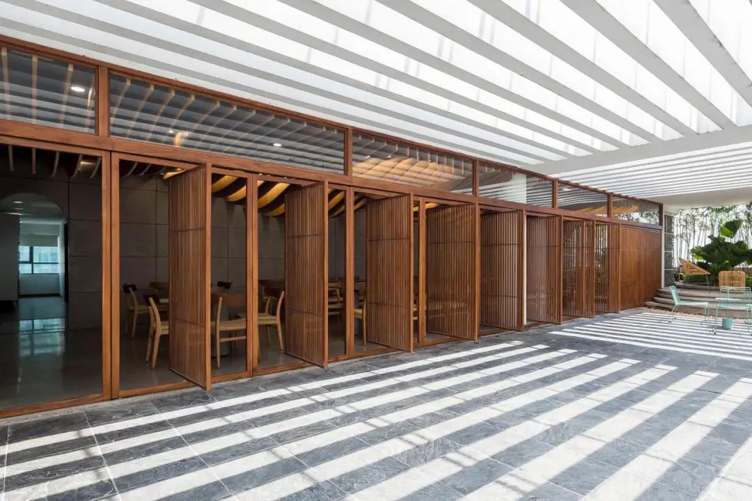 光影下的自然辦公空間，室內外的巧妙連結(圖4)